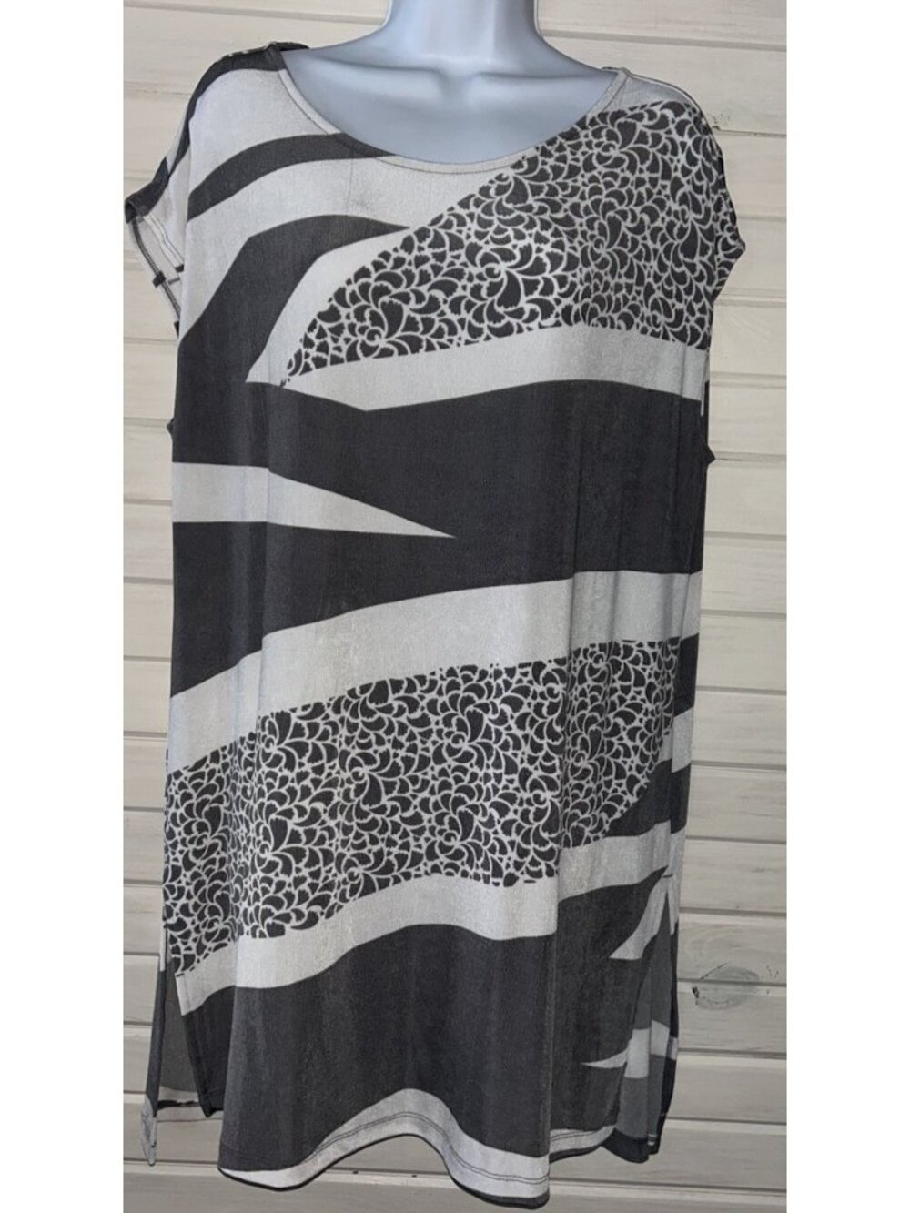 Chicos Travelers Sz 3 (XL) Gray White Geo Print Tunic Top Longer Length EUC